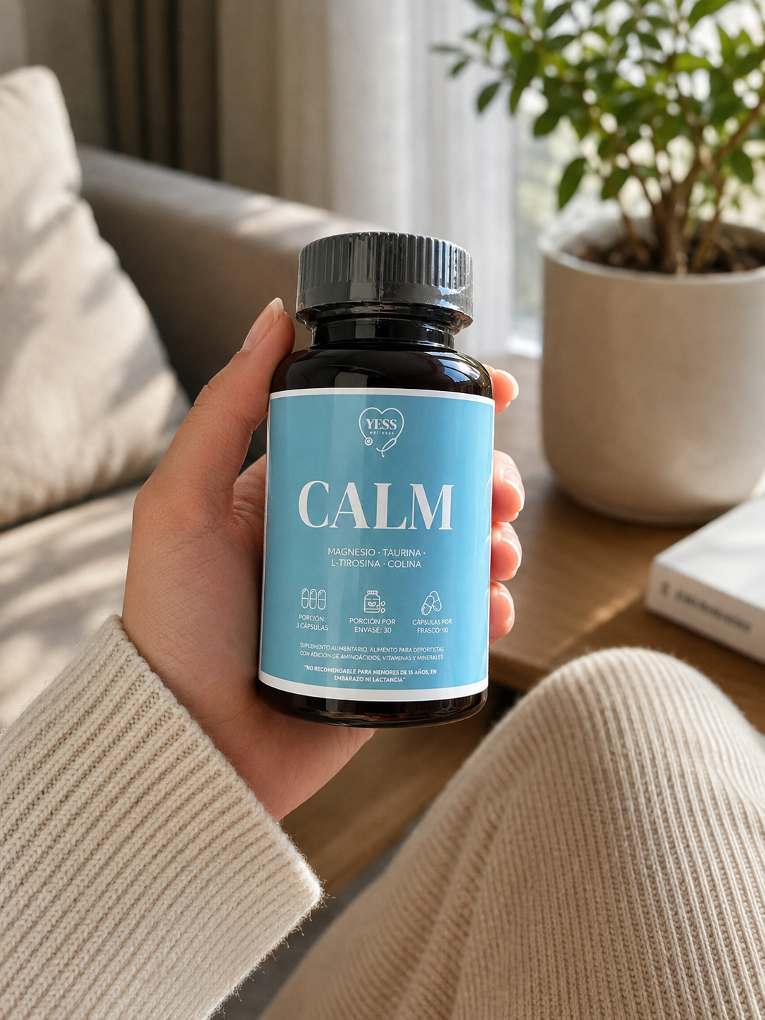 Suplemento yess calm en la Mano de una persona lo que disminuye estrés, irritabilidad, agobio, llenándote de calma productiva