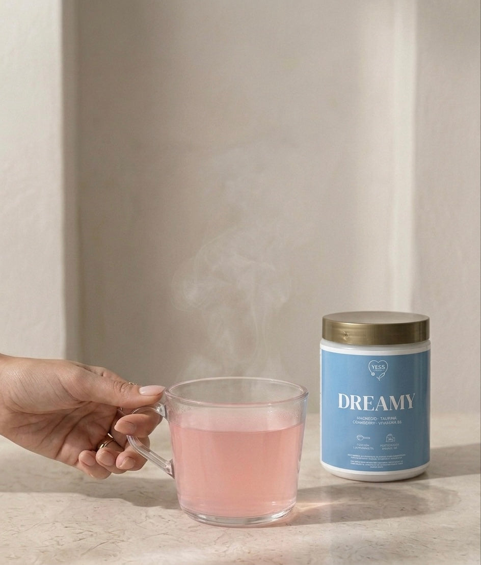 Frasco de suplemento Yess Wellness con magnesio para ayudar a dormir y lograr un sueño profundo y reparador, diluido en una taza haciendo una infusion de berries para el sueño